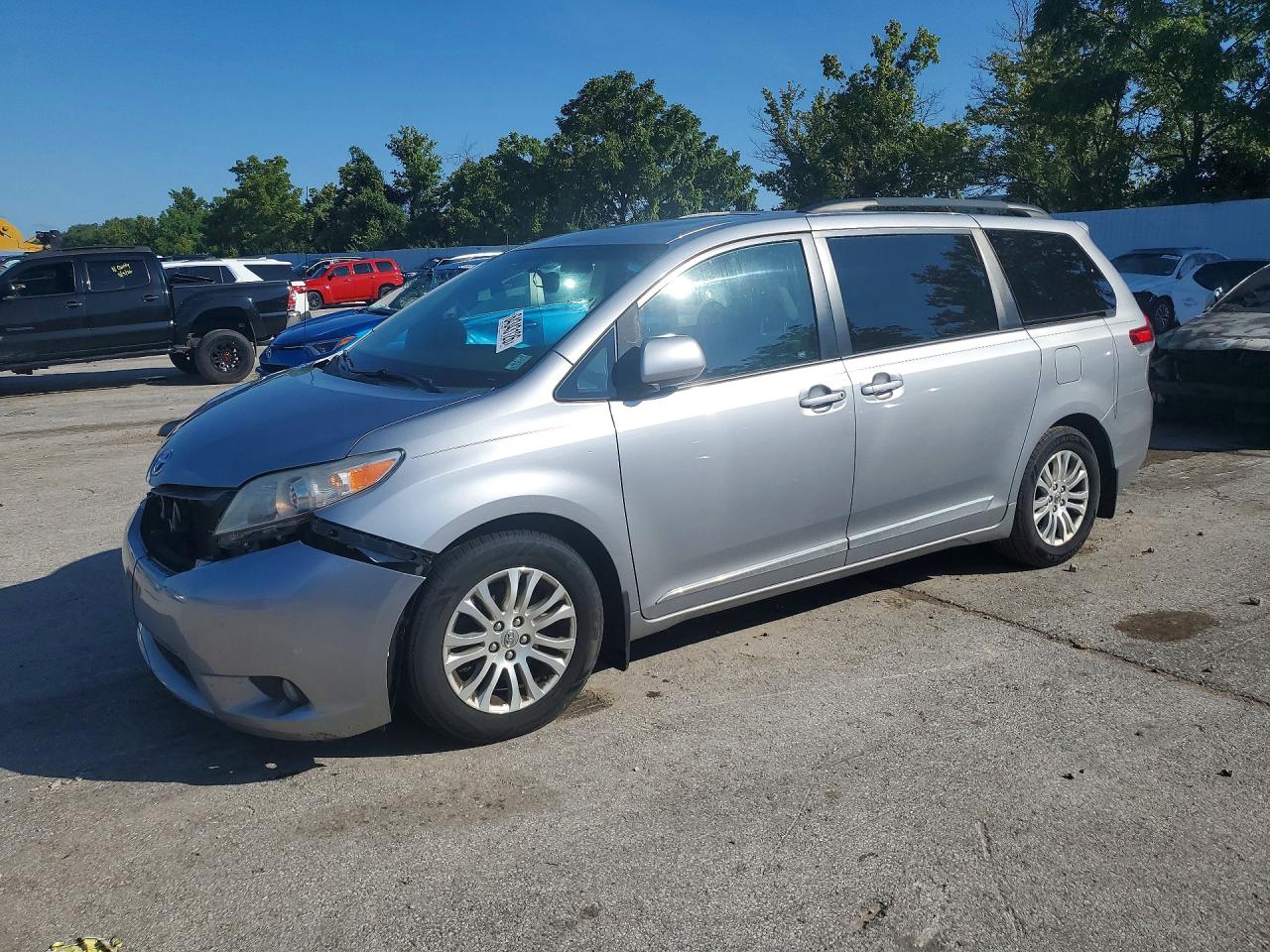 2012 TOYOTA SIENNA