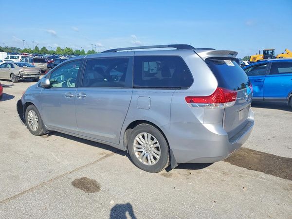 2012 TOYOTA SIENNA
