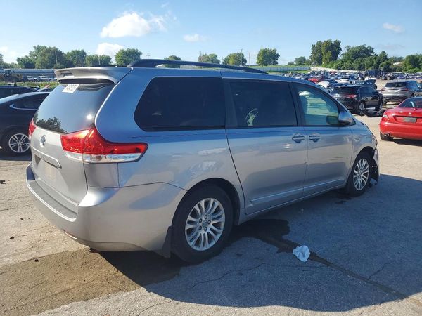 2012 TOYOTA SIENNA