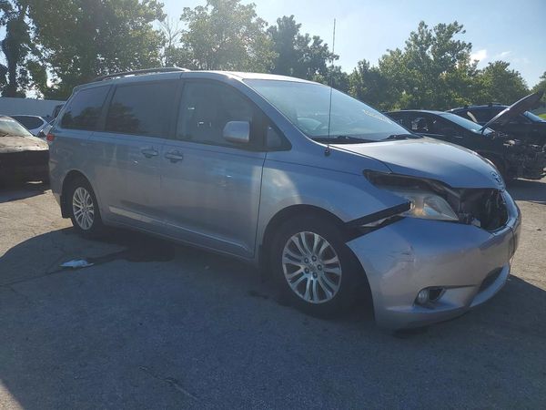 2012 TOYOTA SIENNA