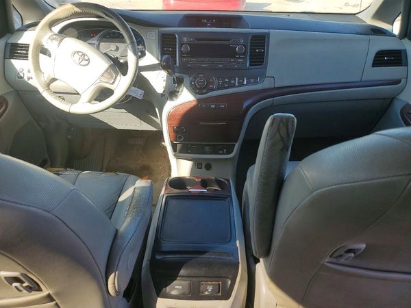 2012 TOYOTA SIENNA