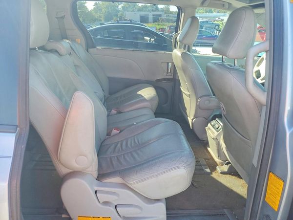 2012 TOYOTA SIENNA