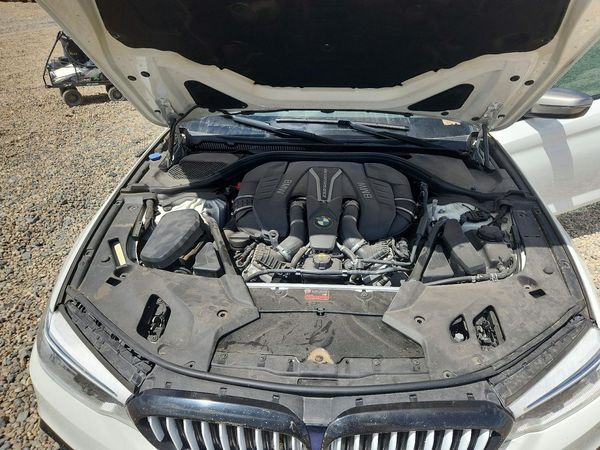 2018 BMW M5 xDrive — Engine bay