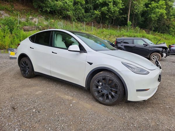 2021 TESLA MODEL Y — Passenger 3/4
