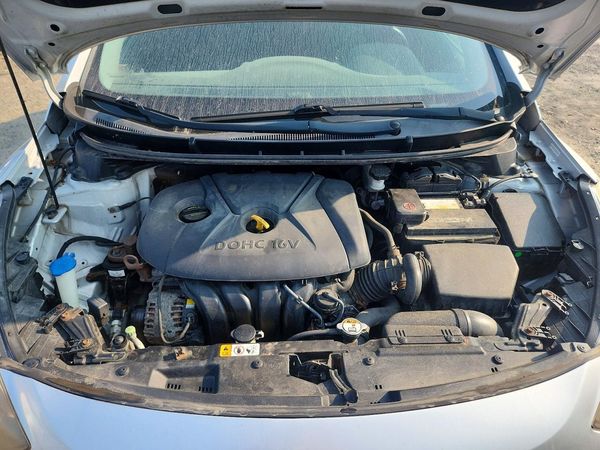 2013 HYUNDAI ELANTRA — Engine bay