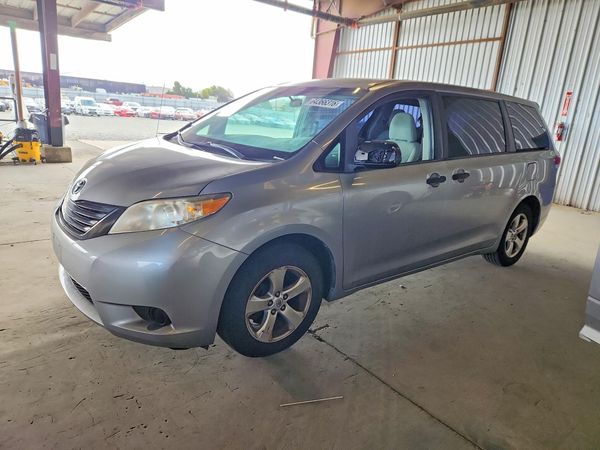 2013 TOYOTA SIENNA