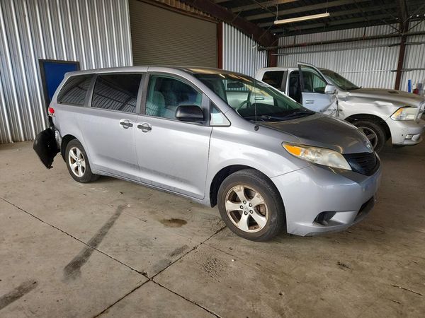2013 TOYOTA SIENNA