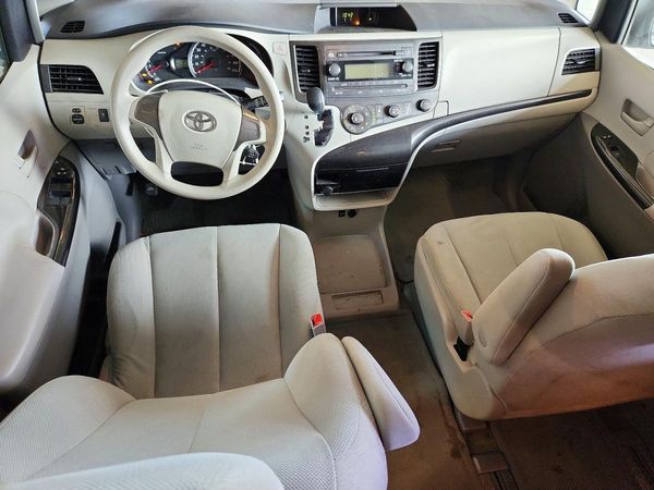2013 TOYOTA SIENNA