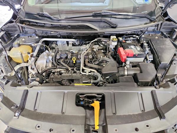 2021 NISSAN ROGUE SV — Engine bay