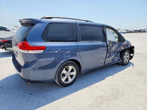 2013 TOYOTA SIENNA