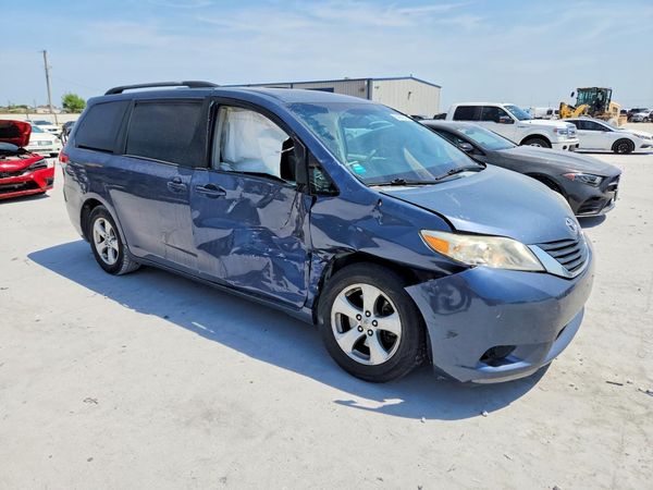 2013 TOYOTA SIENNA
