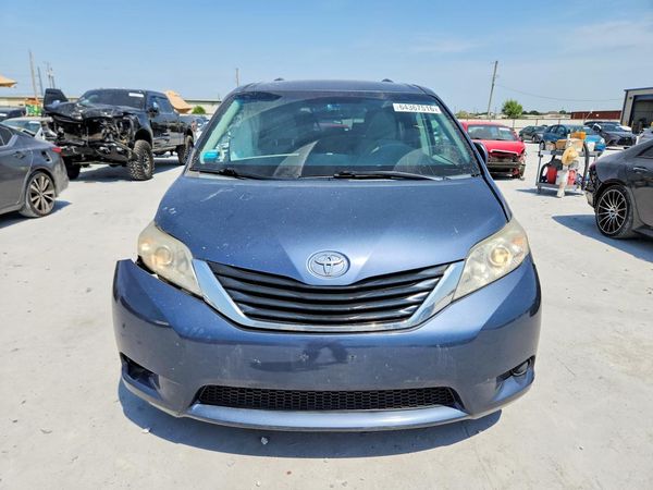 2013 TOYOTA SIENNA
