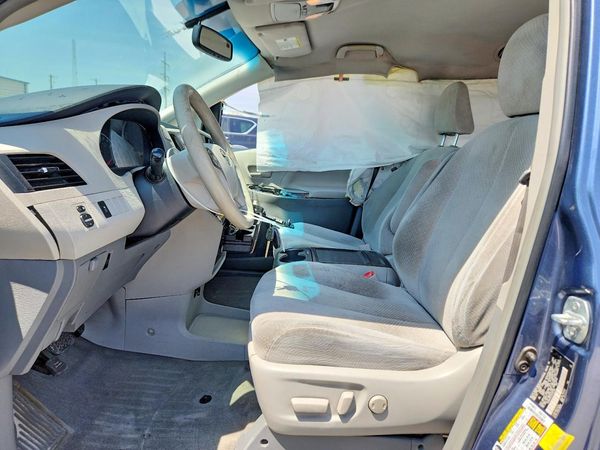2013 TOYOTA SIENNA