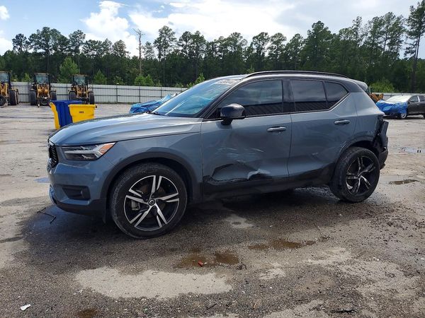 2022 VOLVO XC40 R-Design