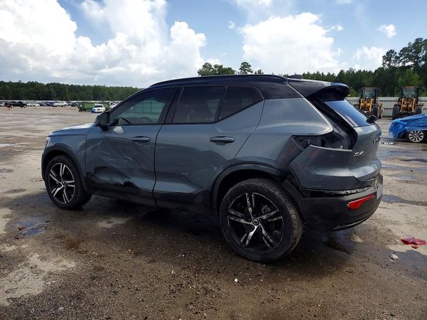 2022 VOLVO XC40 R-Design