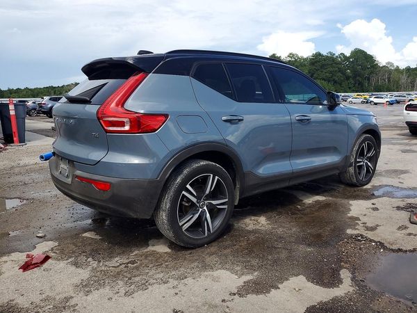 2022 VOLVO XC40 R-Design