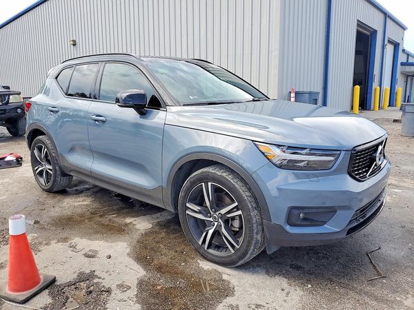 2022 VOLVO XC40 R-Design