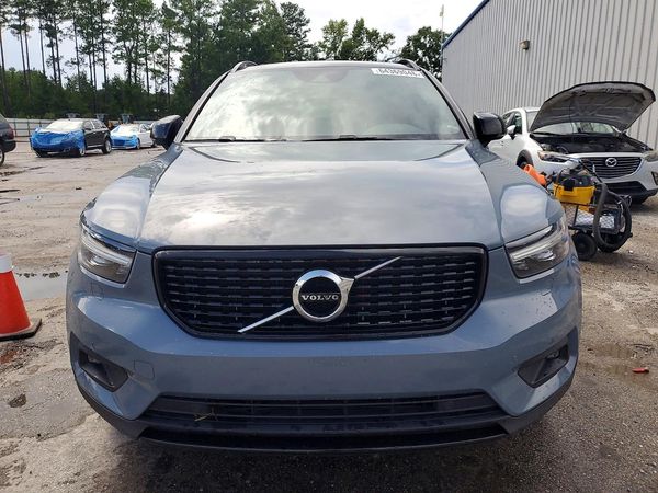 2022 VOLVO XC40 R-Design