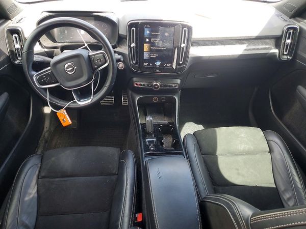 2022 VOLVO XC40 R-Design