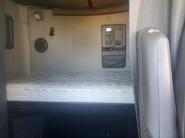 2019 VOLVO VNL