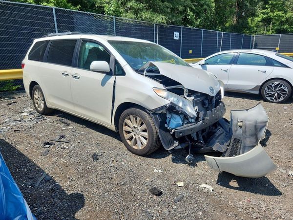 2015 TOYOTA SIENNA