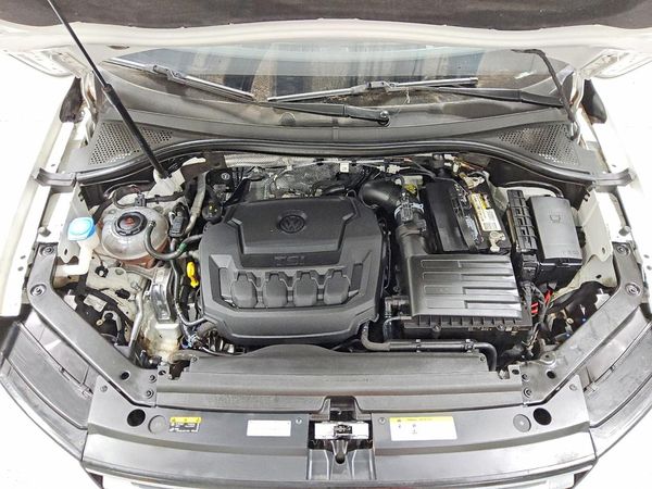 2021 VOLKSWAGEN TIGUAN SE, SE R-Line Black, SEL — Engine bay