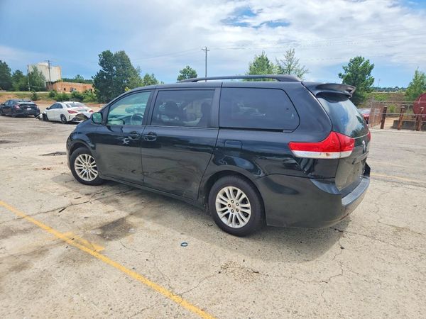 2014 TOYOTA SIENNA