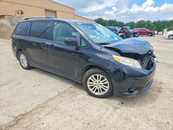 2014 TOYOTA SIENNA