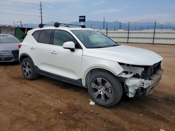 2019 VOLVO XC40