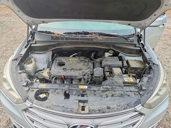 2017 HYUNDAI SANTA FE Base — Engine bay