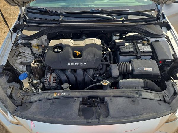 2017 HYUNDAI ELANTRA — Engine bay