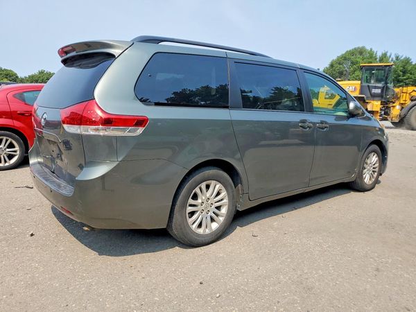 2014 TOYOTA SIENNA
