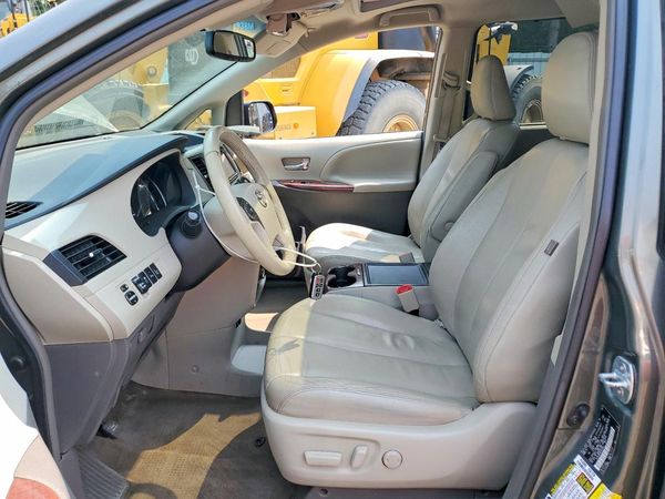 2014 TOYOTA SIENNA
