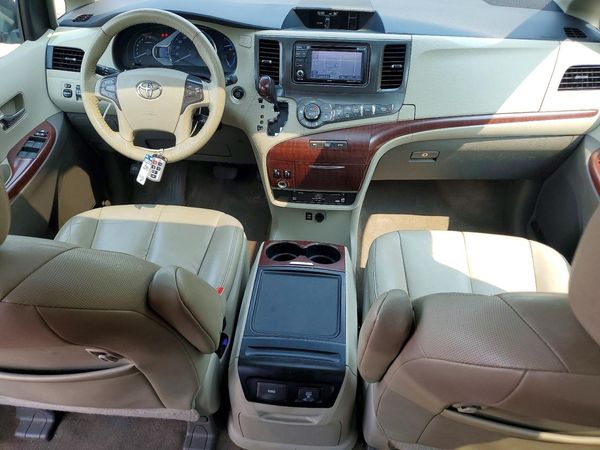 2014 TOYOTA SIENNA