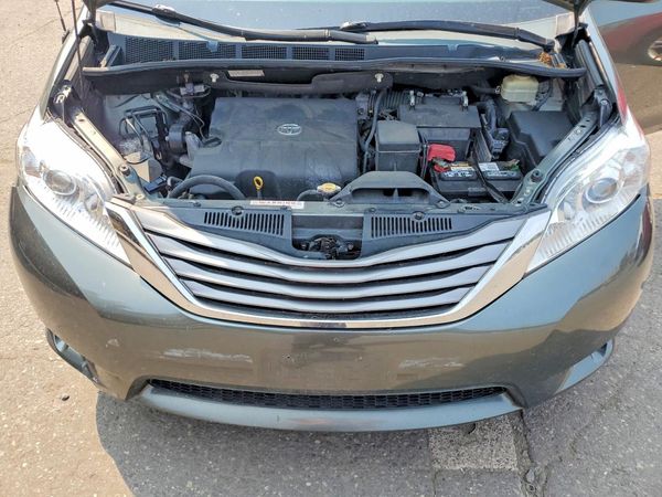 2014 TOYOTA SIENNA