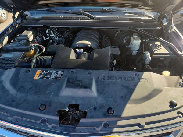 2019 CHEVROLET SUBURBAN LT — Engine bay