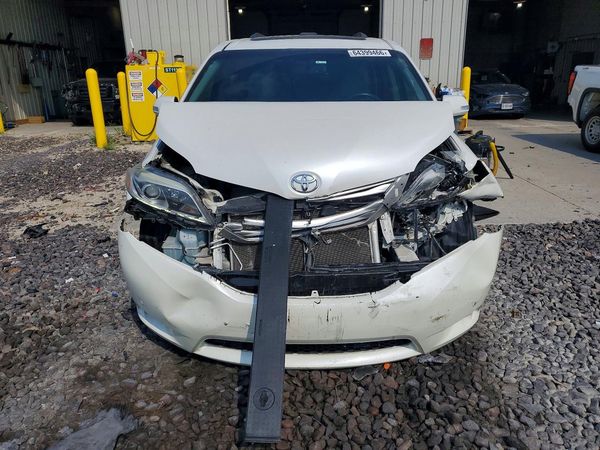 2016 TOYOTA SIENNA