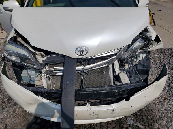 2016 TOYOTA SIENNA