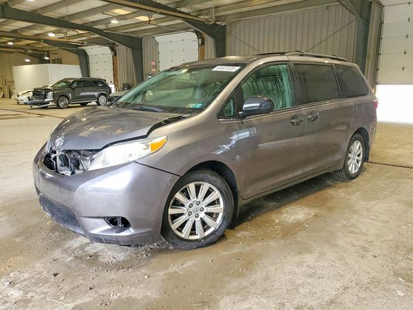 2017 TOYOTA SIENNA LE