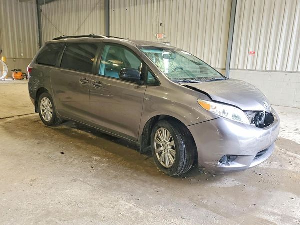 2017 TOYOTA SIENNA LE