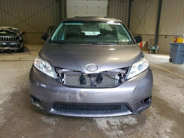 2017 TOYOTA SIENNA LE