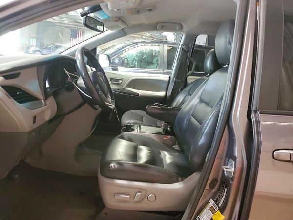 2017 TOYOTA SIENNA LE