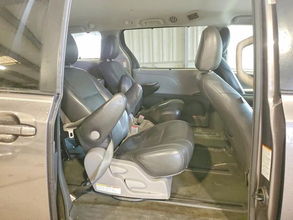 2017 TOYOTA SIENNA LE