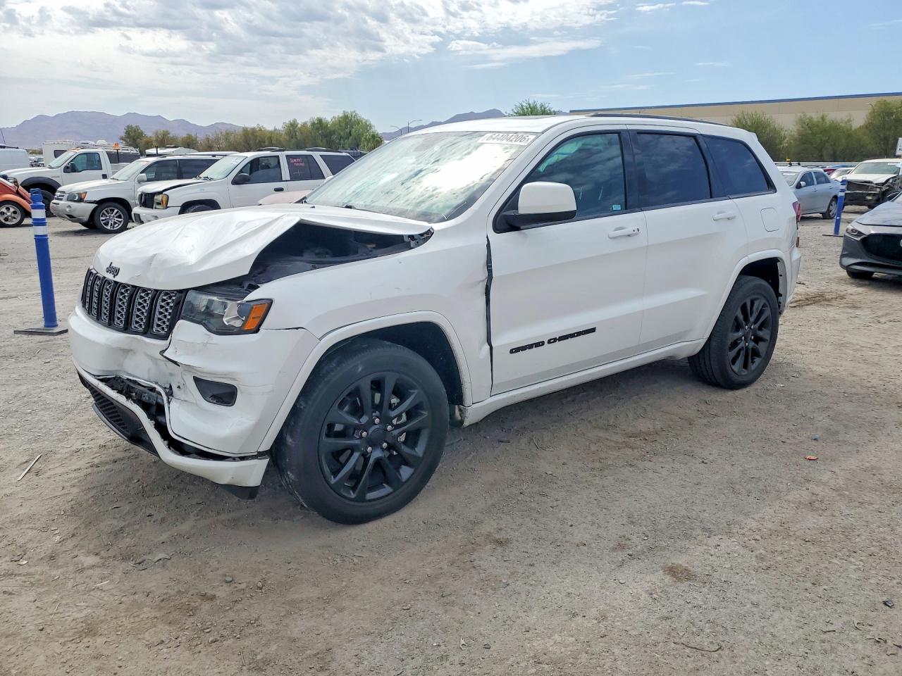 2019 JEEP GRAND CHEROKEE Laredo — Front 3/4