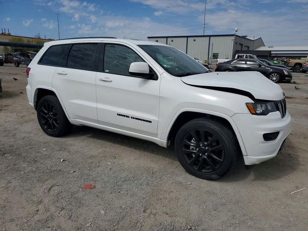 2019 JEEP GRAND CHEROKEE Laredo — Passenger 3/4