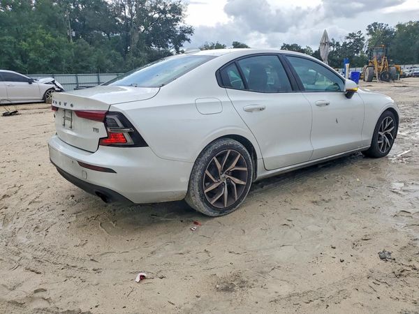 2020 VOLVO S60 Momentum