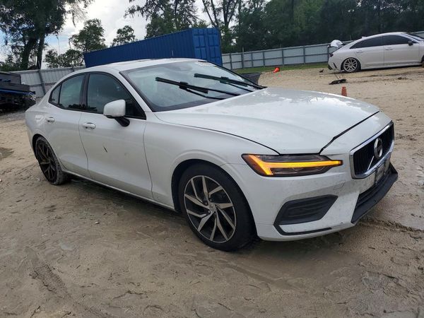 2020 VOLVO S60 Momentum