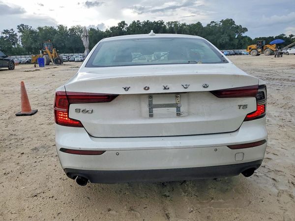 2020 VOLVO S60 Momentum