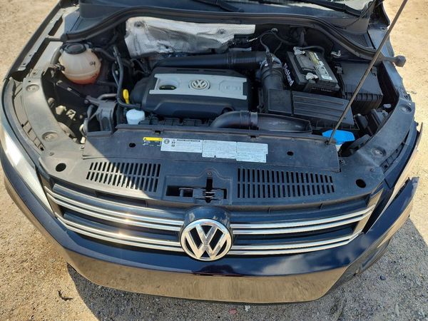 2018 VOLKSWAGEN TIGUAN LIM 4Motion Base — Engine bay
