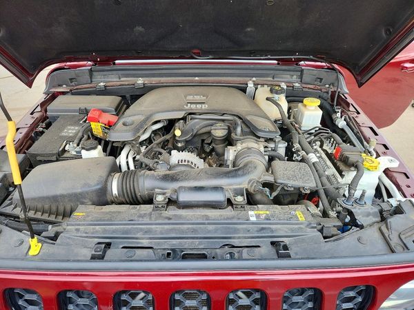 2021 JEEP GLADIATOR Overland — Engine bay